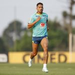 Danilo pede desculpa por discussão com torcedor na Seleção: 'Eles podem criticar'