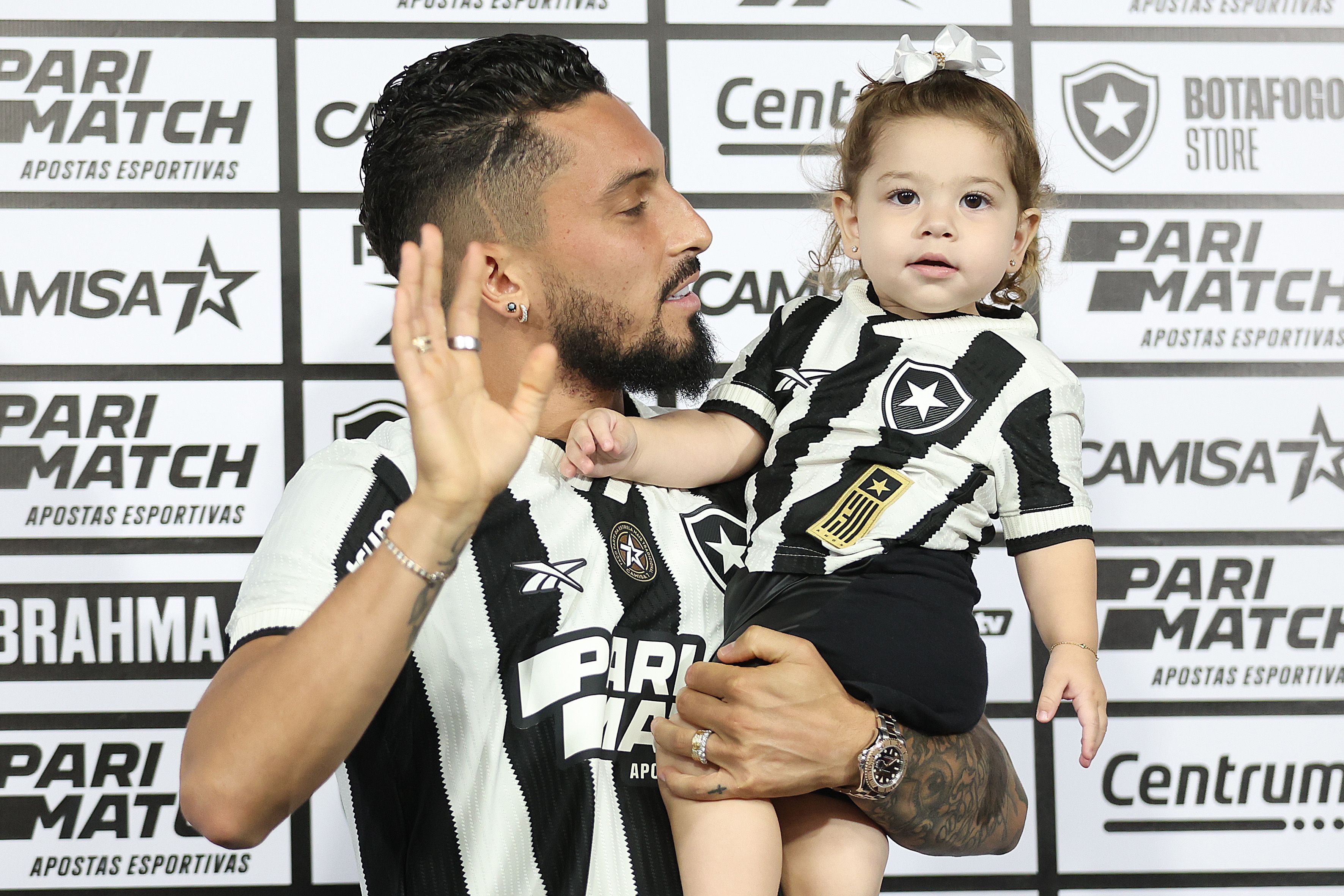 'Negociação mais rápida do Botafogo': o papel de Tiquinho na vinda de Alex Telles