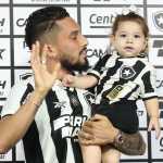 'Negociação mais rápida do Botafogo': o papel de Tiquinho na vinda de Alex Telles