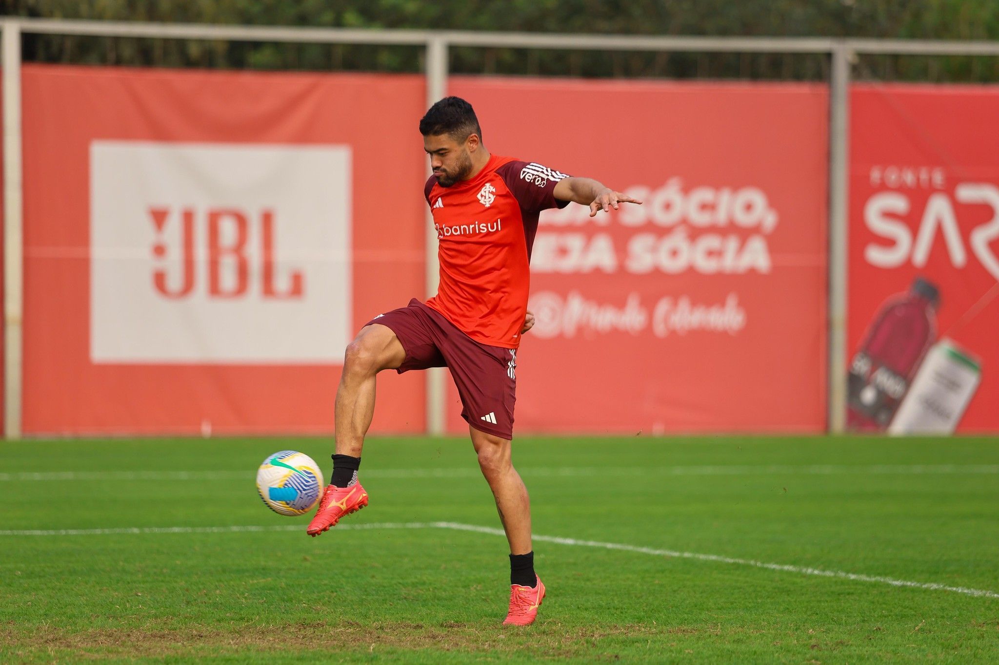 Inter confirma lesão de Borré; Tabata continua fora do Gauchão