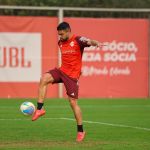 Bruno Tabata treina e pode reforçar o Inter contra o Vitória pelo Brasileiro