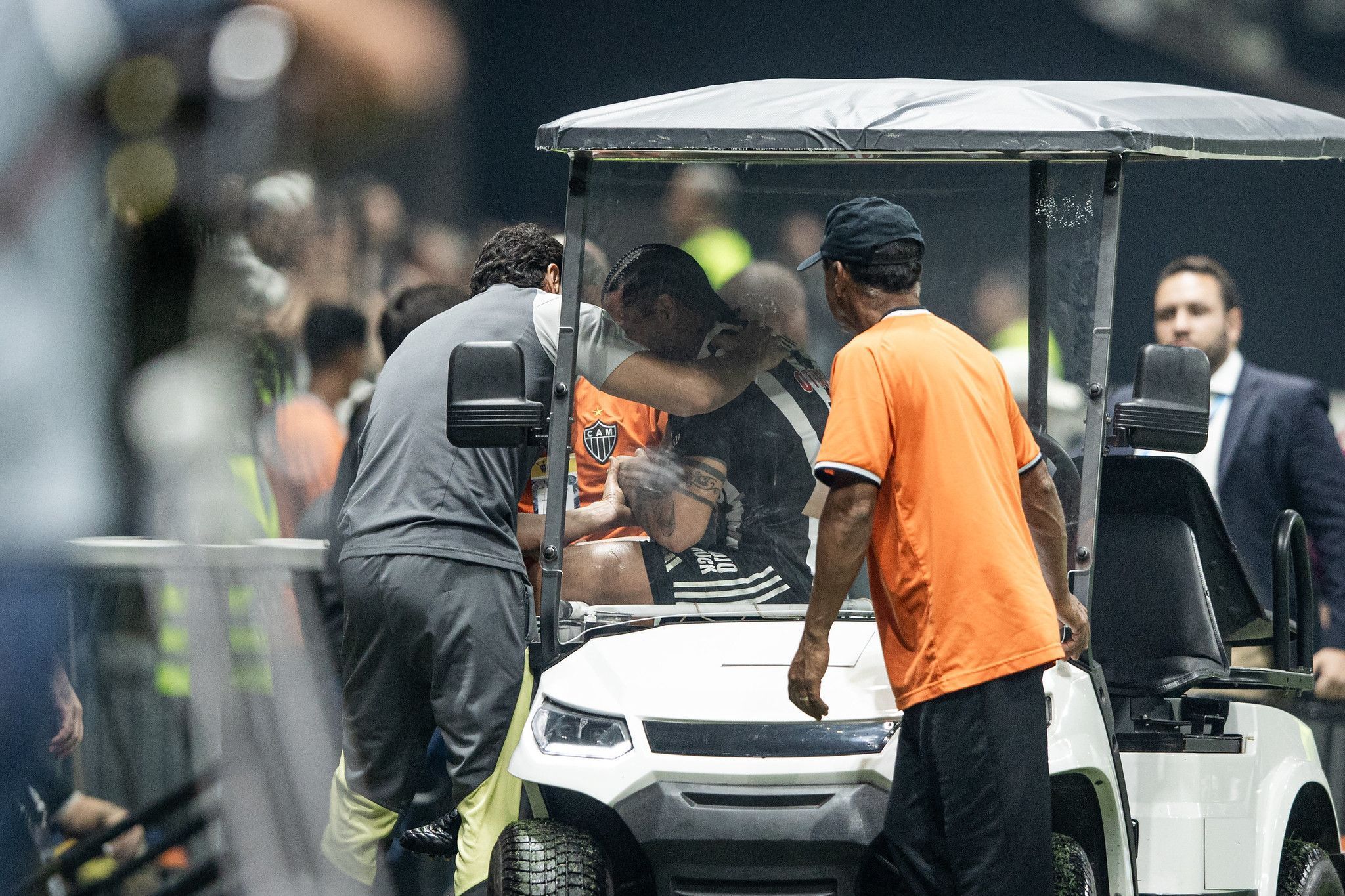 Titular do Atlético deixa Arena MRV com braço enfaixado e preocupa