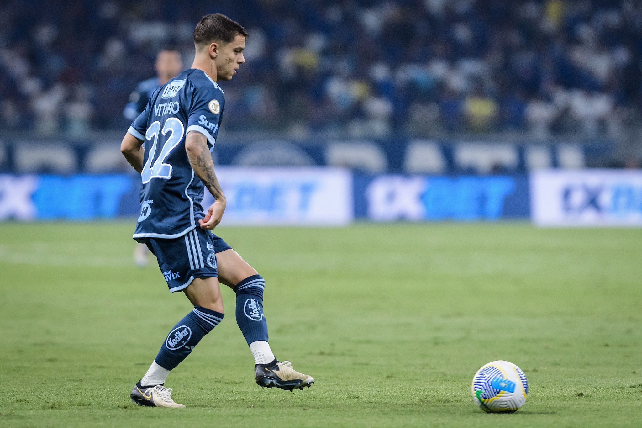 Cruzeiro confirma lesão muscular de Vitinho; saiba detalhes