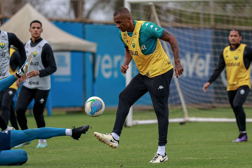 Titular do Cuiabá vira dúvida para enfrentar o Cruzeiro, pelo Brasileirão