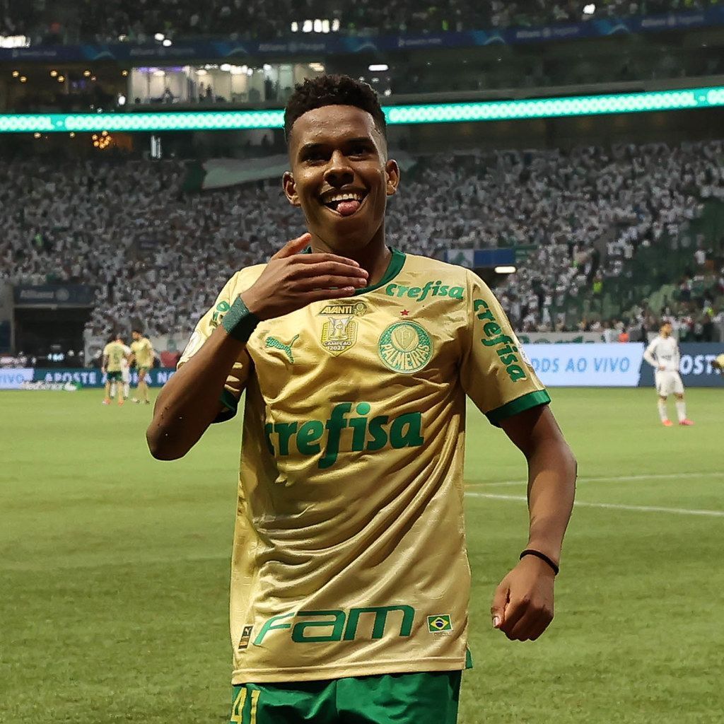 Técnico de gigante europeu rasga elogios a Estêvão, do Palmeiras