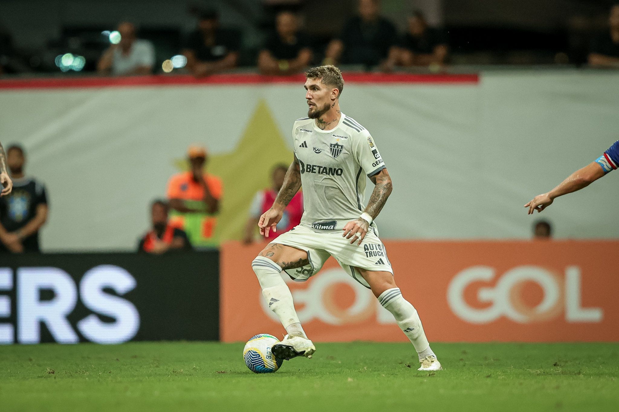 Zagueiro do Atlético abre jogo após goleada e espera por chance em time completo