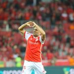 Roger manda recado para direção e pede renovação de zagueiro do Inter