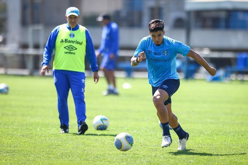 Atacante reclama de poucas chances no Grêmio e deixa portas abertas no Uruguai