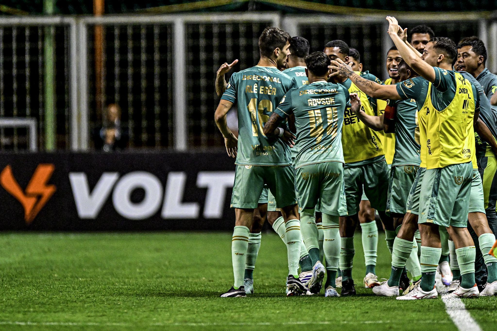Jogadores do América valorizam vitória e acreditam em arrancada na Série B