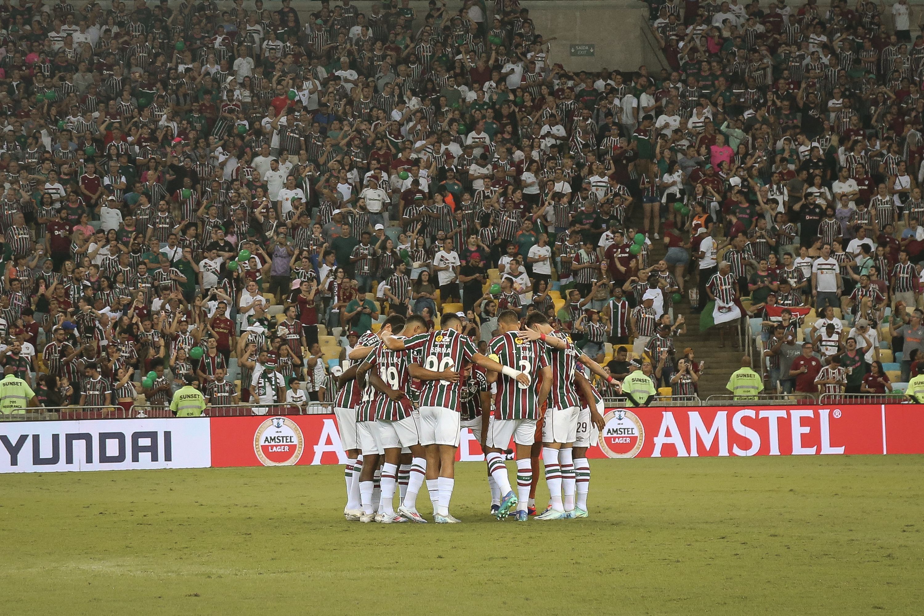 Titular do Fluminense se machuca e deixa jogo contra o Atlético