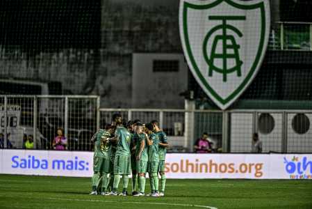 Elenco do América durante partida da Série B do Campeonato Brasileiro de 2024