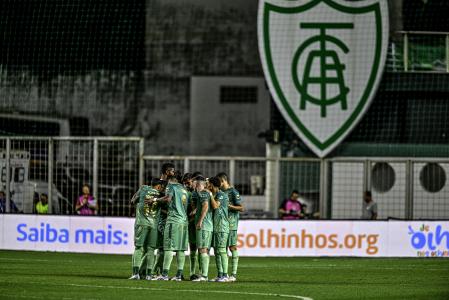 Elenco do América durante partida da Série B do Campeonato Brasileiro de 2024