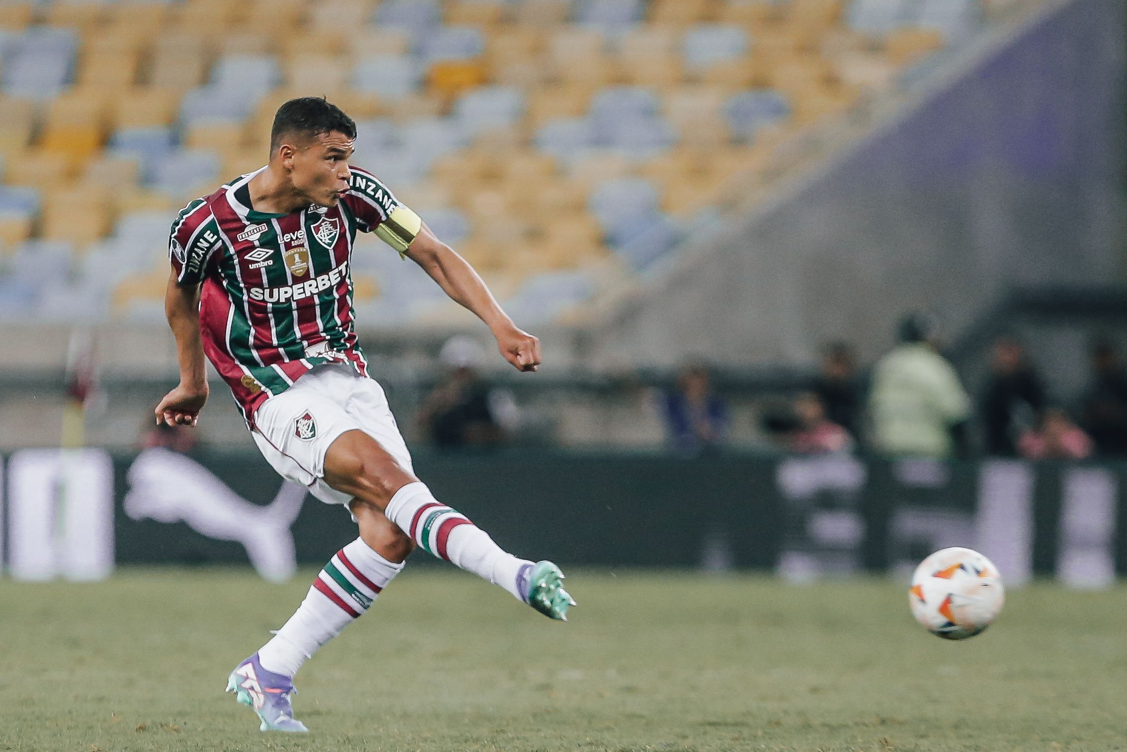 Esposa de Thiago Silva, do Fluminense, responde se zagueiro jogará contra o Atlético