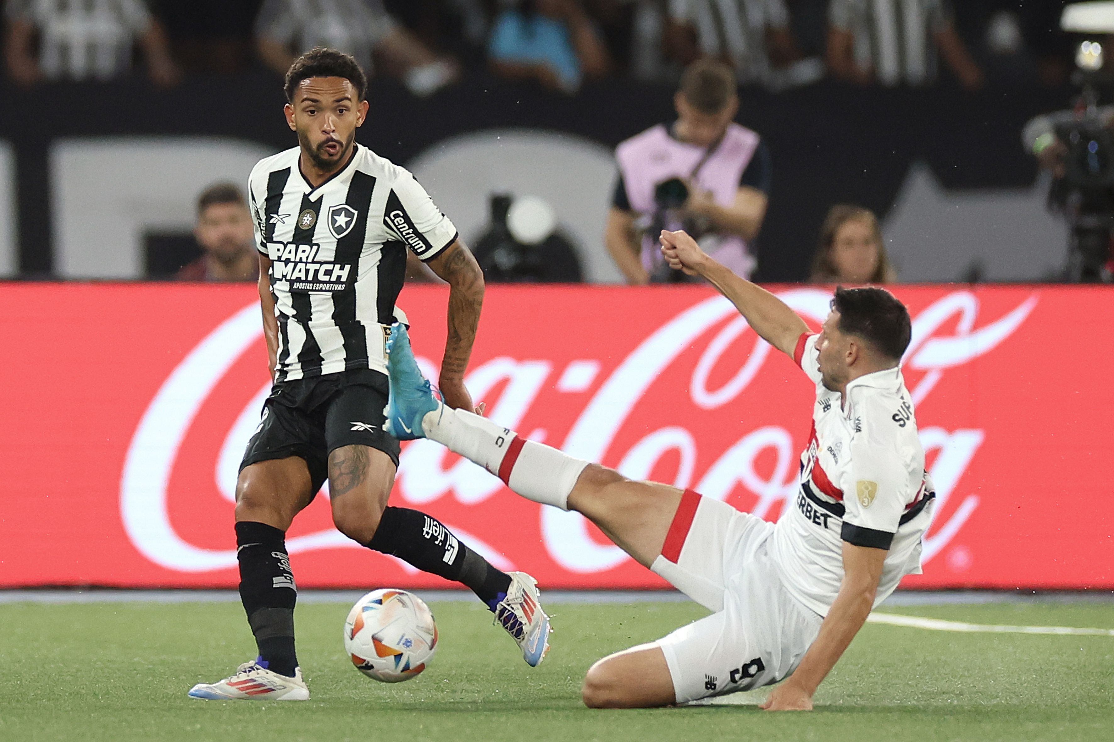Botafogo e São Paulo perdem chances e empatam no Rio pela Libertadores