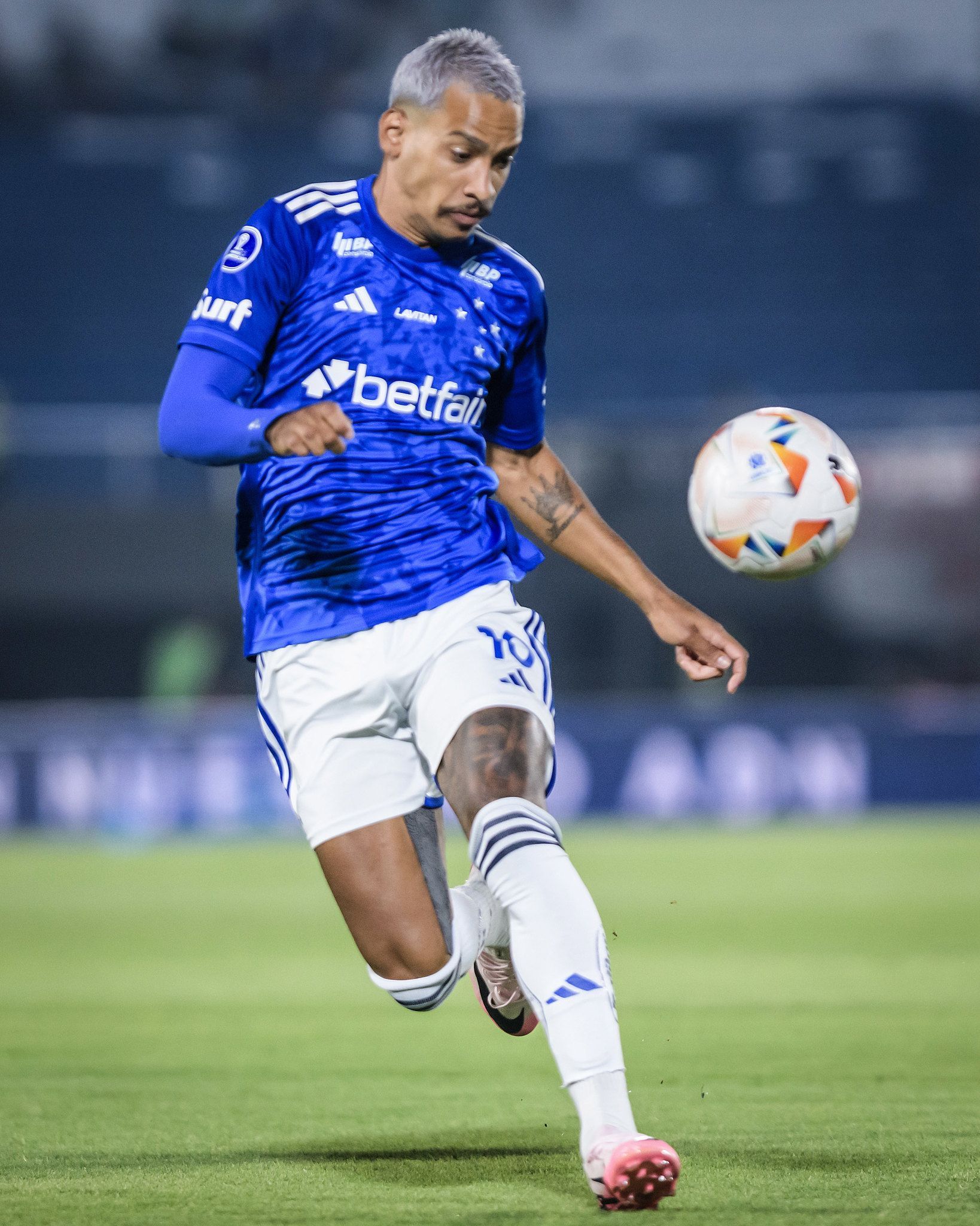 Matheus Pereira inova em visual para jogo do Cruzeiro contra o Libertad-PAR