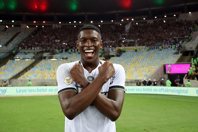 Com falha bizarra do Fluminense, Botafogo vence clássico e segue líder do Brasileiro