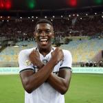 Com falha bizarra do Fluminense, Botafogo vence clássico e segue líder do Brasileiro