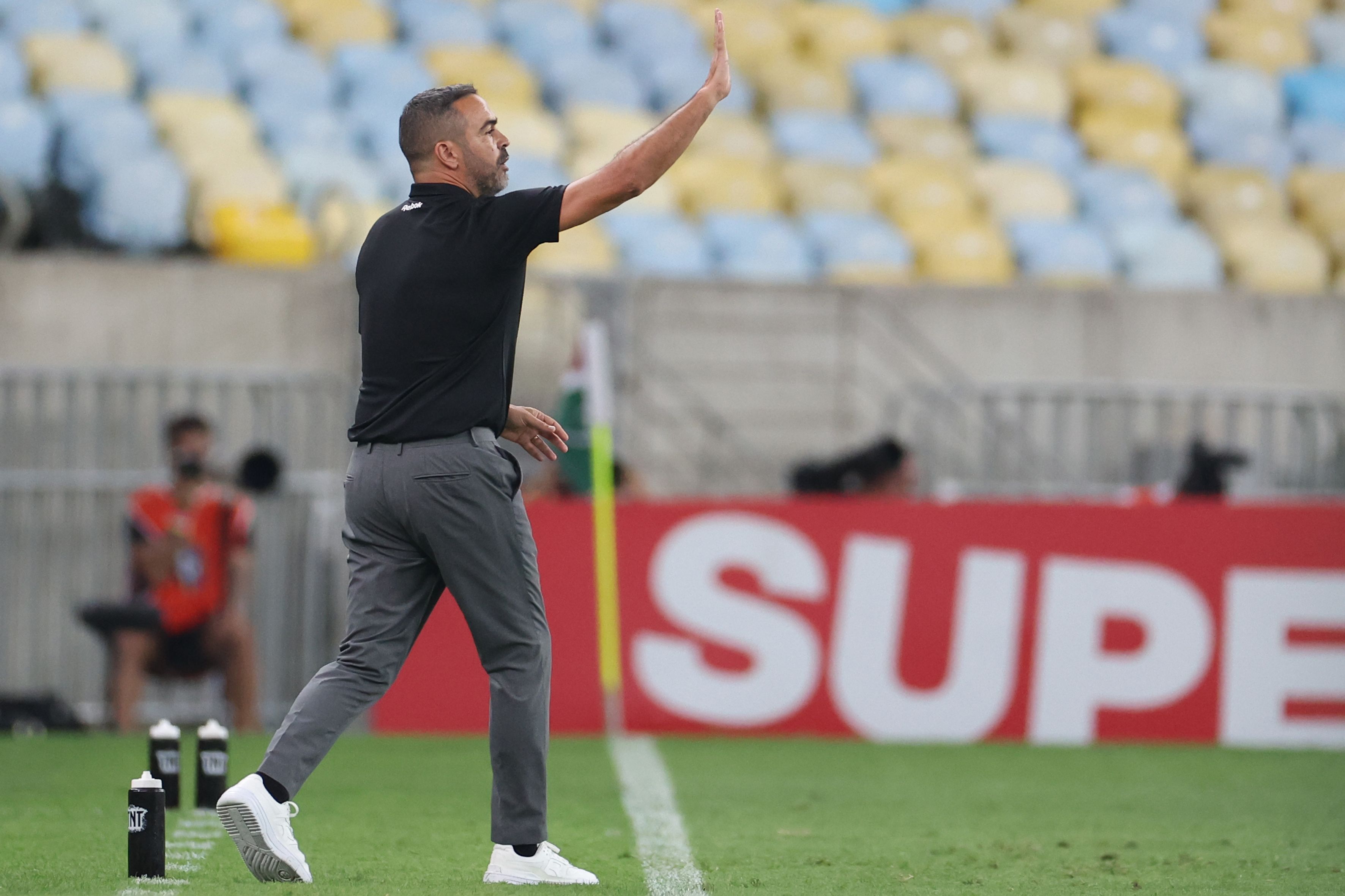 Técnico do Botafogo revela que quase tirou do jogo destaque da vitória