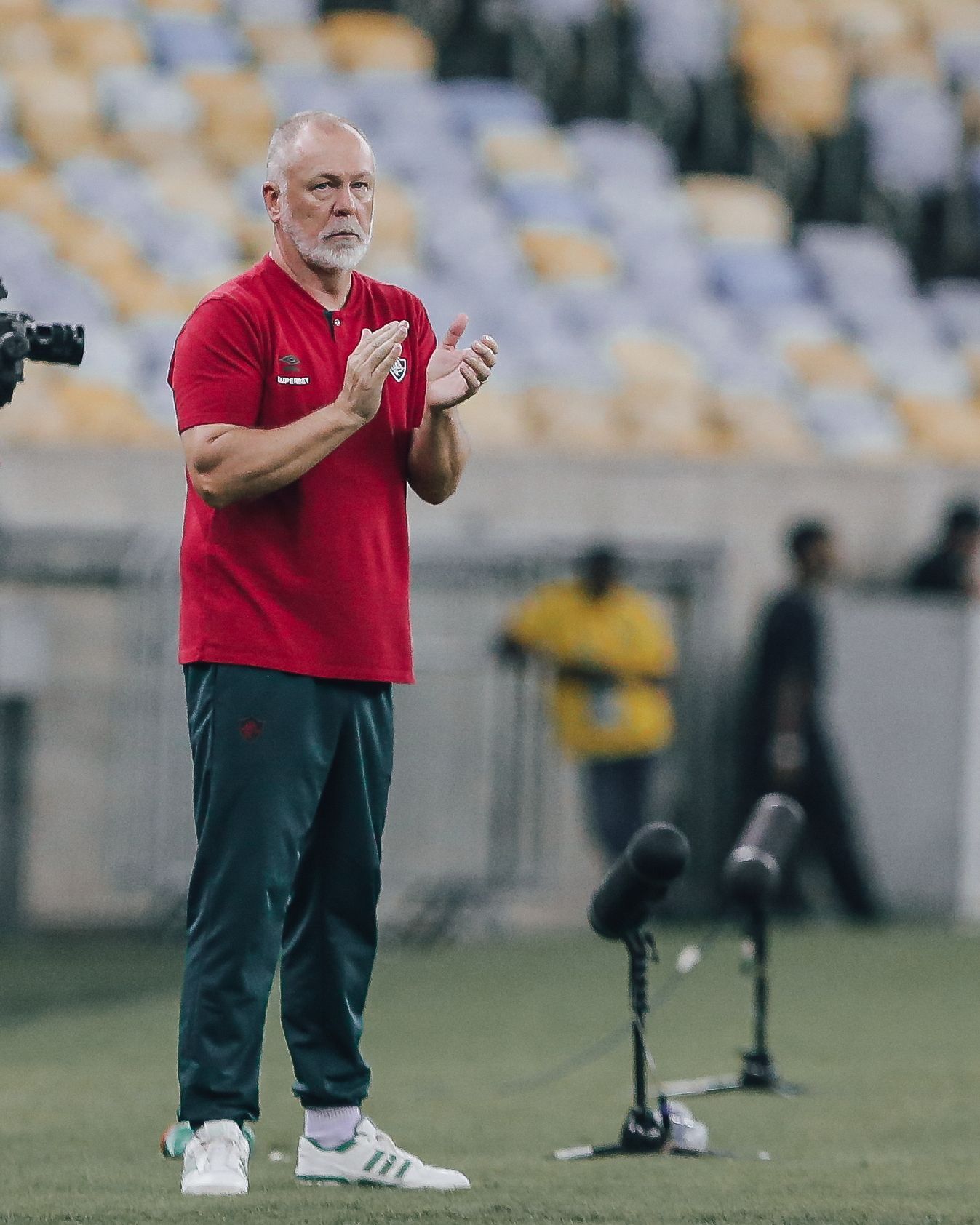 Técnico do Fluminense questiona arbitragem do clássico contra o Botafogo