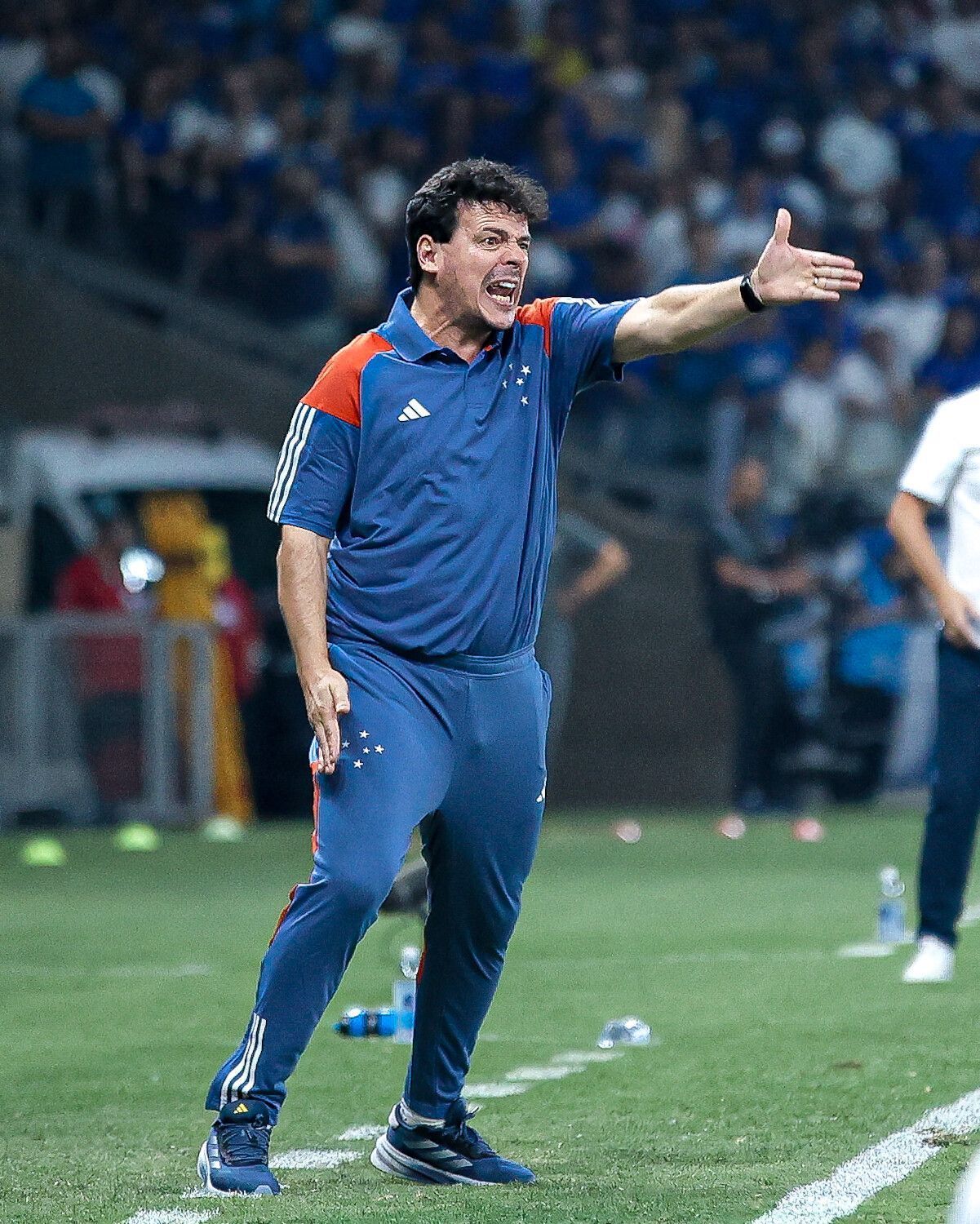 Vasco apresenta nova proposta por Fernando Diniz e estipula prazo