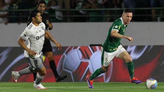 Hulk e Aníbal Moreno durante jogo entre Atlético e Palmeiras no Brasileirão de 2024