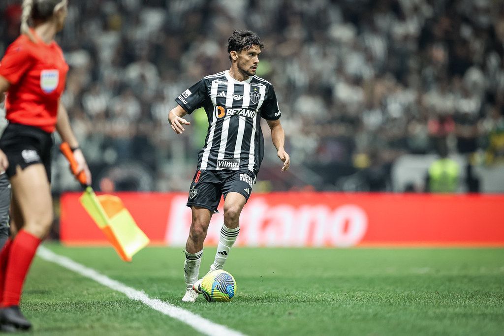 Scarpa, do Atlético, reage ao salto de tirolesa de mascote na Arena MRV e faz promessa