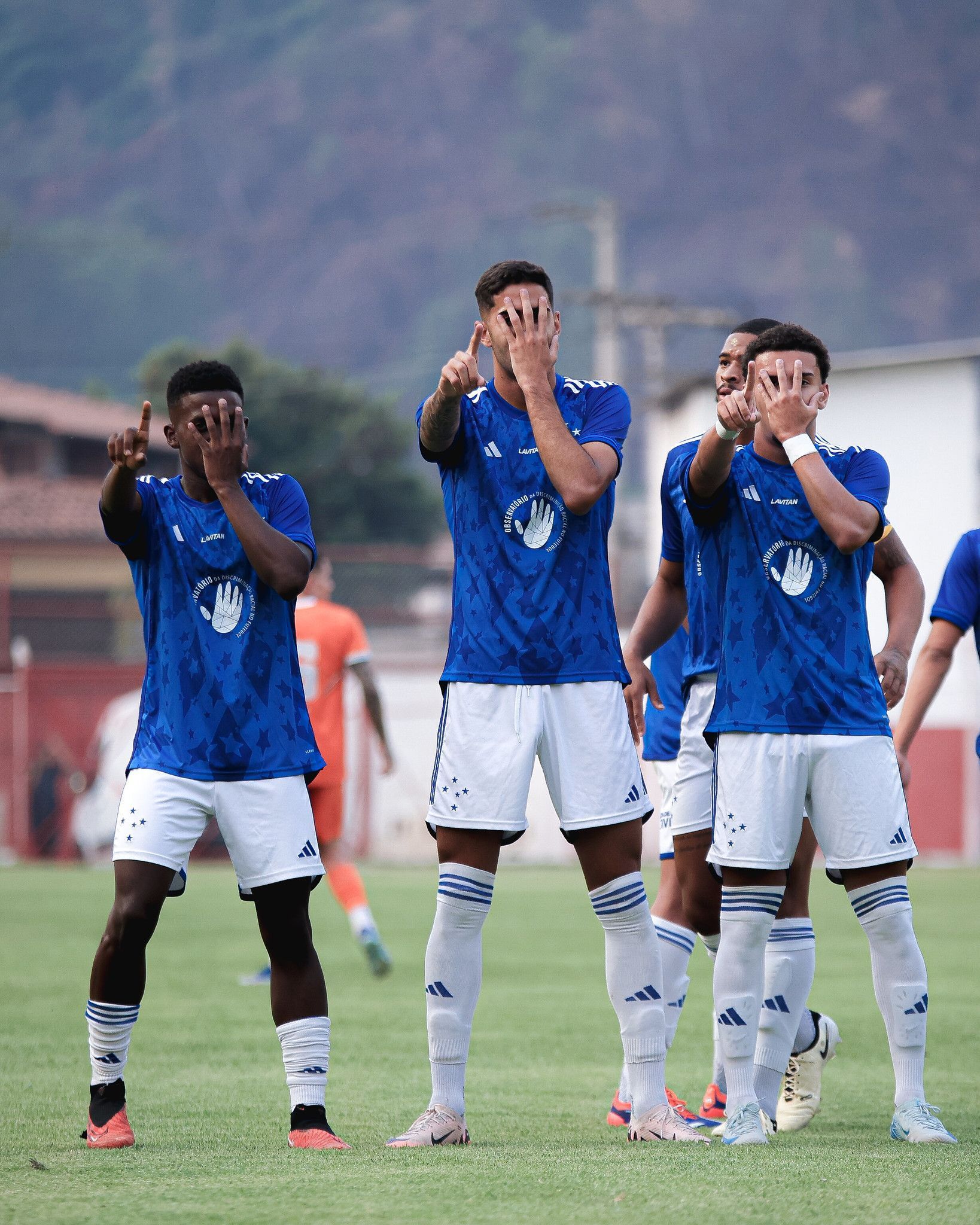 Cruzeiro se pronuncia e explica por que afastou meia que deve ser negociado