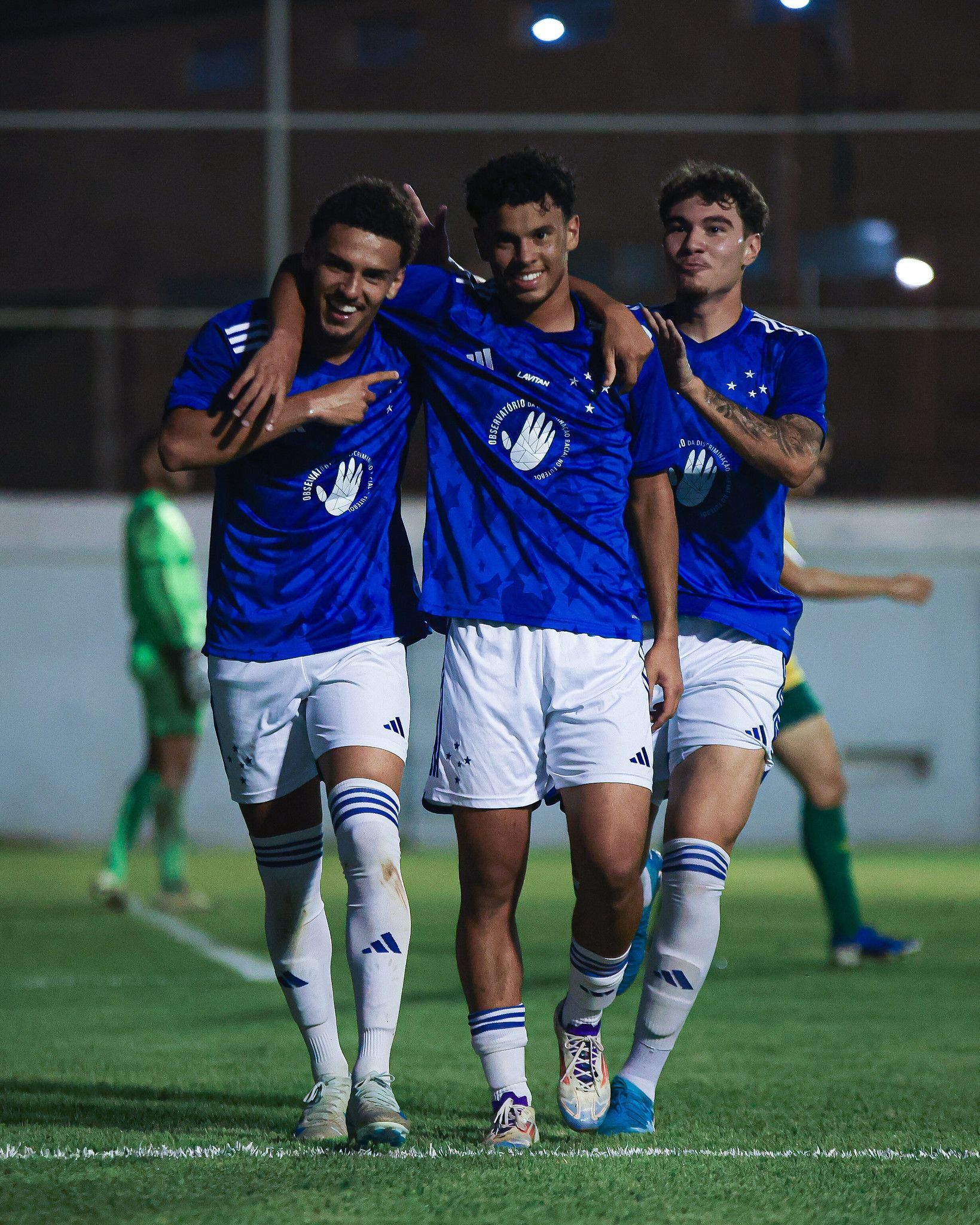 Meia promissor do Cruzeiro é afastado e deve ser negociado; entenda