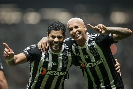 Hulk e Deyverson foram companheiros de ataque no Atlético