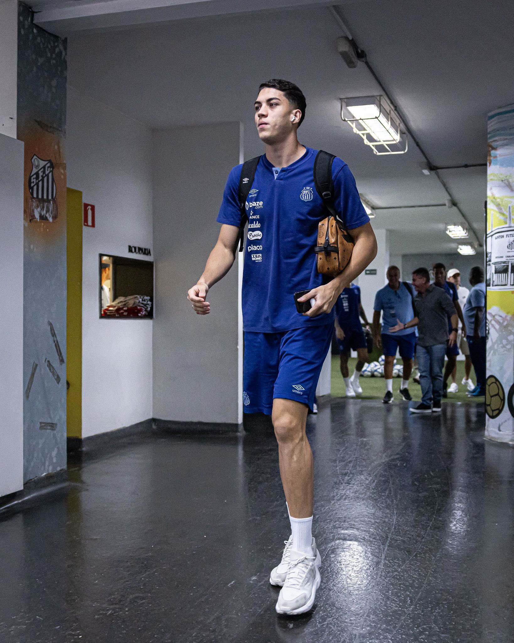 Santos negou ofertas milionárias de Botafogo e Porto por Jair, alvo do Palmeiras