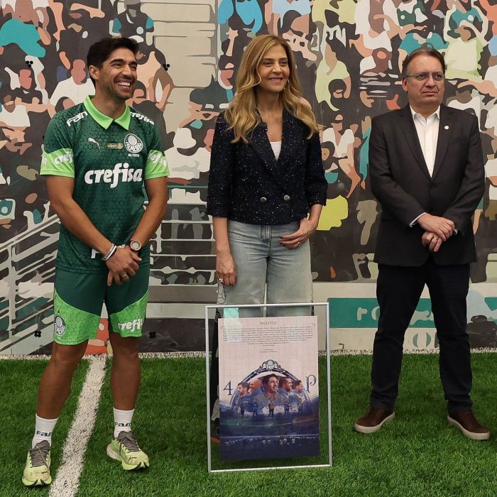 Abel, Leila e o vice-presidente Paulo Buosi, em homenagem prestada ao treinador