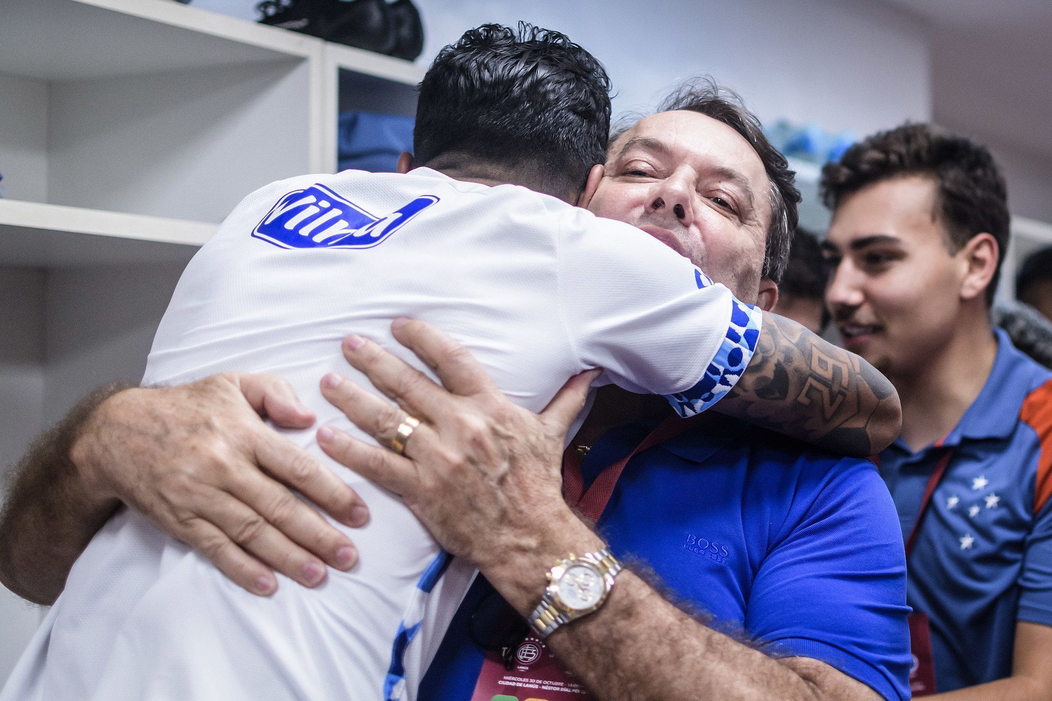Reforço do Cruzeiro visita Toca da Raposa e posa ao lado de Pedro Lourenço
