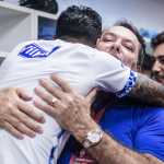Reforço do Cruzeiro visita Toca da Raposa e posa ao lado de Pedro Lourenço