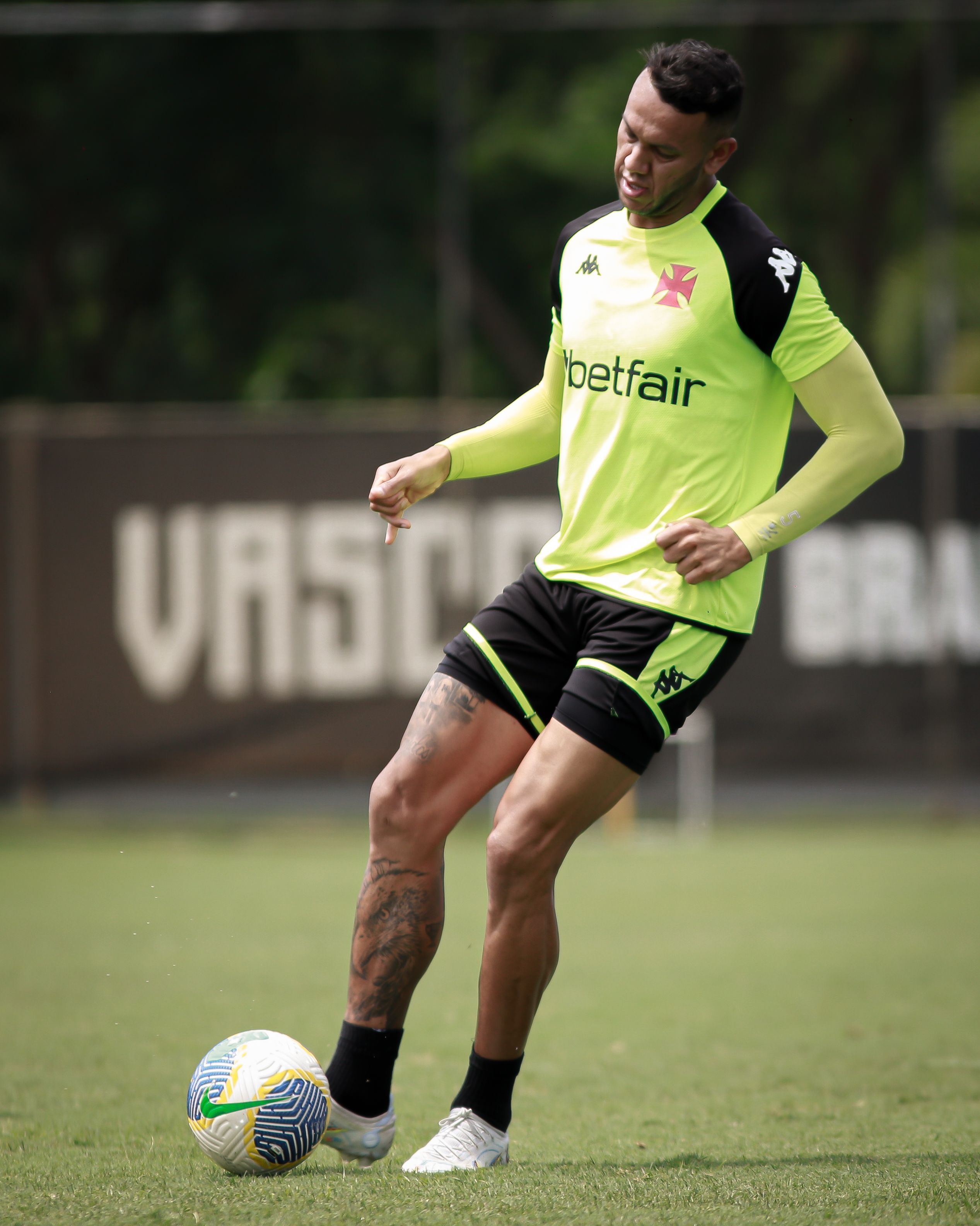 Souza, do Vasco, vai ganhar chance como zagueiro diante do Bangu