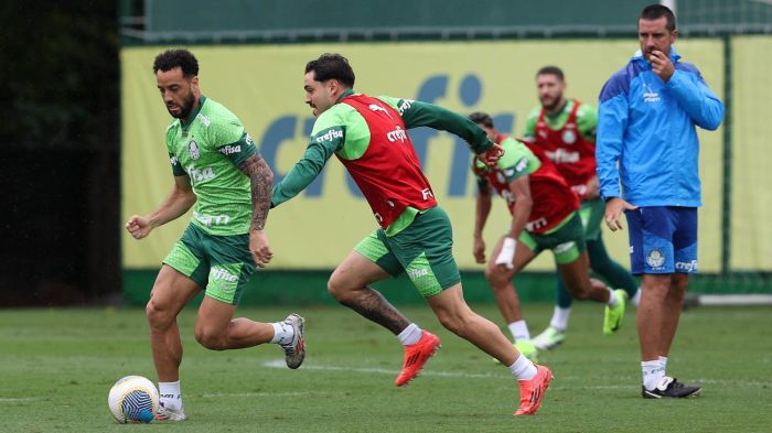 Felipe Anderson e Mauríio disputam vaga no time titular do Palmeiras. Ambos participaram da atividade desta quinta (7)