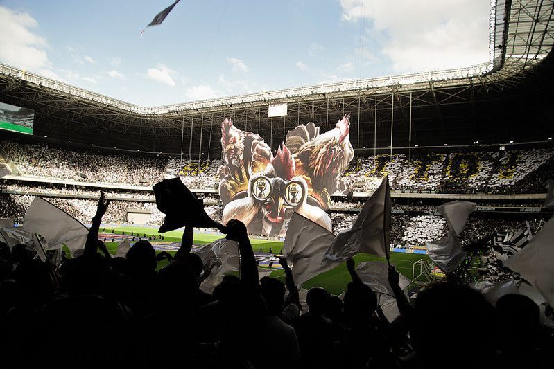 Torcida do Atlético prepara mosaico durante jogo contra o Cruzeiro; saiba detalhes