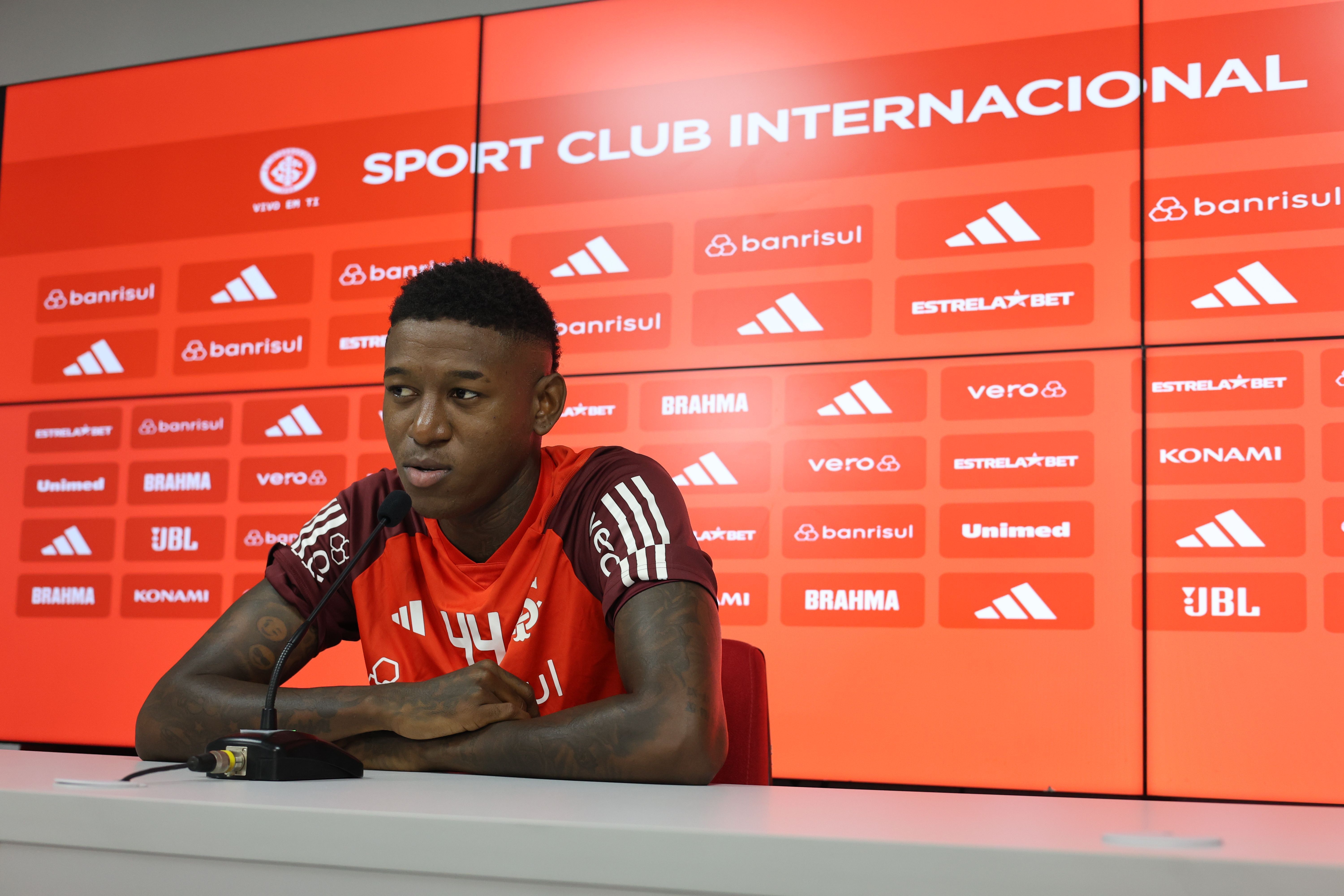 Vitão rebate acusações de que estaria forçando saída do Inter para o Flamengo