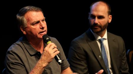 Bolsonaro: apreender passaporte de Eduardo visa criar constrangimento | CNN Brasil