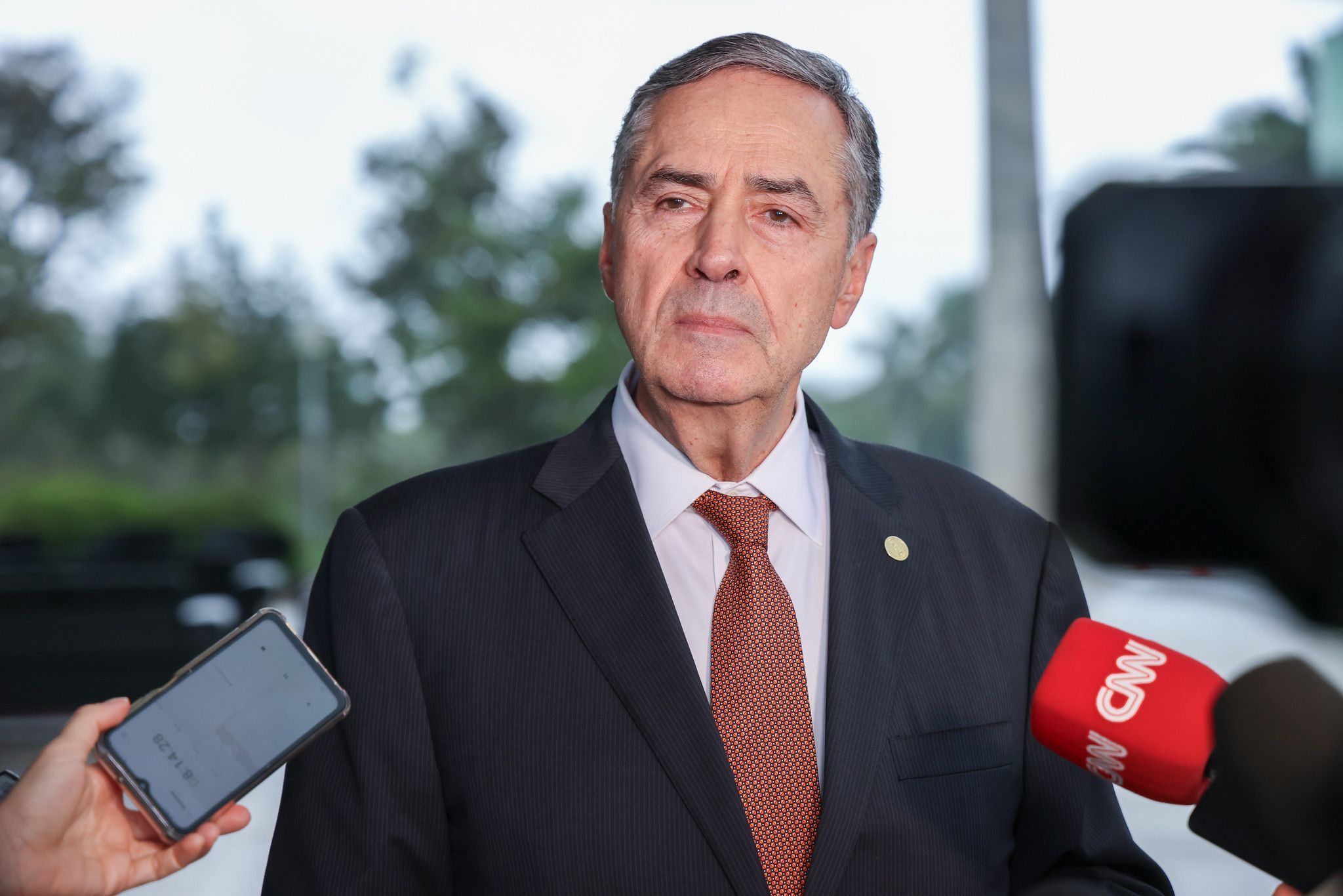 Barroso passeou pela Praça dos Três Poderes antes de ação de homem-bomba no STF