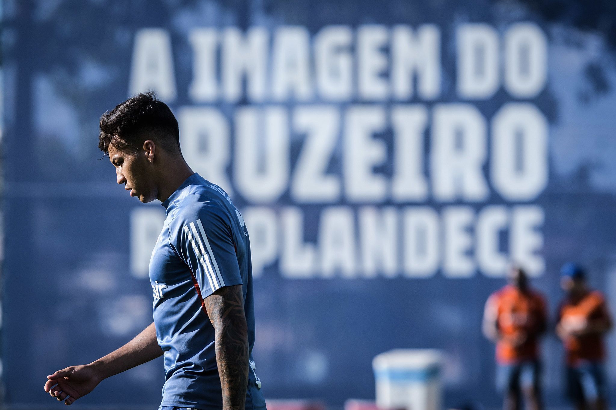 Atacante do Cruzeiro se reúne com astro do Real Madrid, e torcida reage
