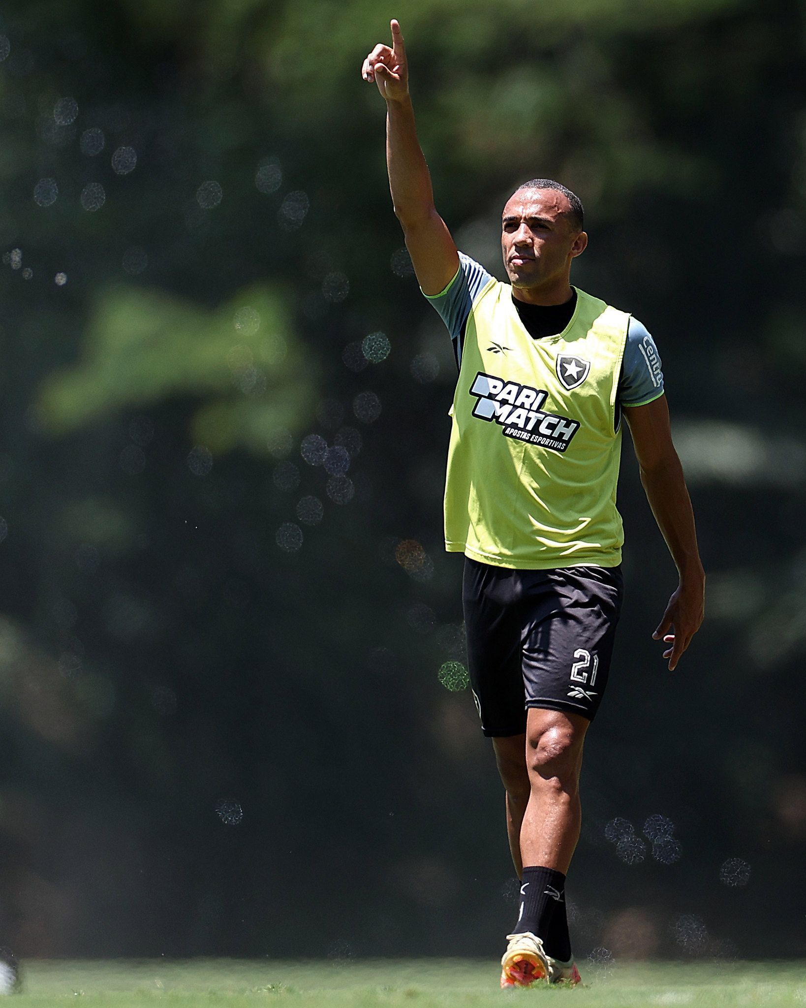 Laterais sem contrato que poderiam chegar ao Athletico-PR; veja lista