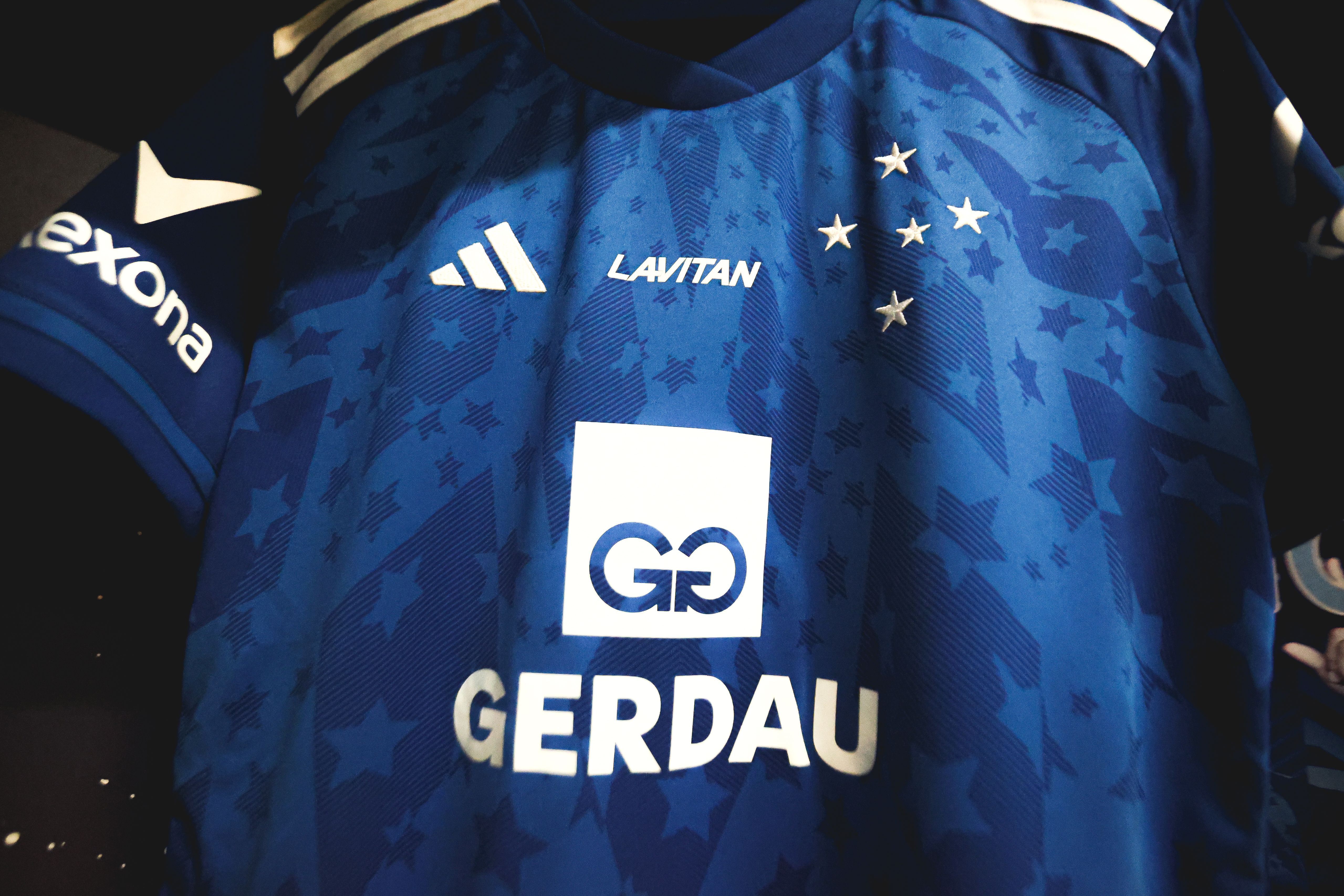 Cruzeiro oficializa saída de lateral e aumenta 'barca' para a próxima temporada