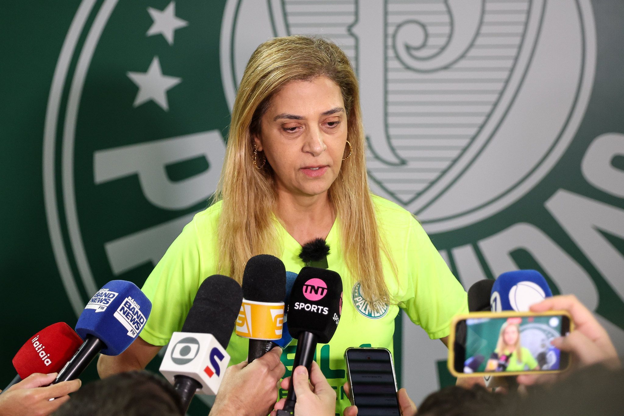 Reeleita no Palmeiras, Leila abre o jogo sobre renovação de Abel
