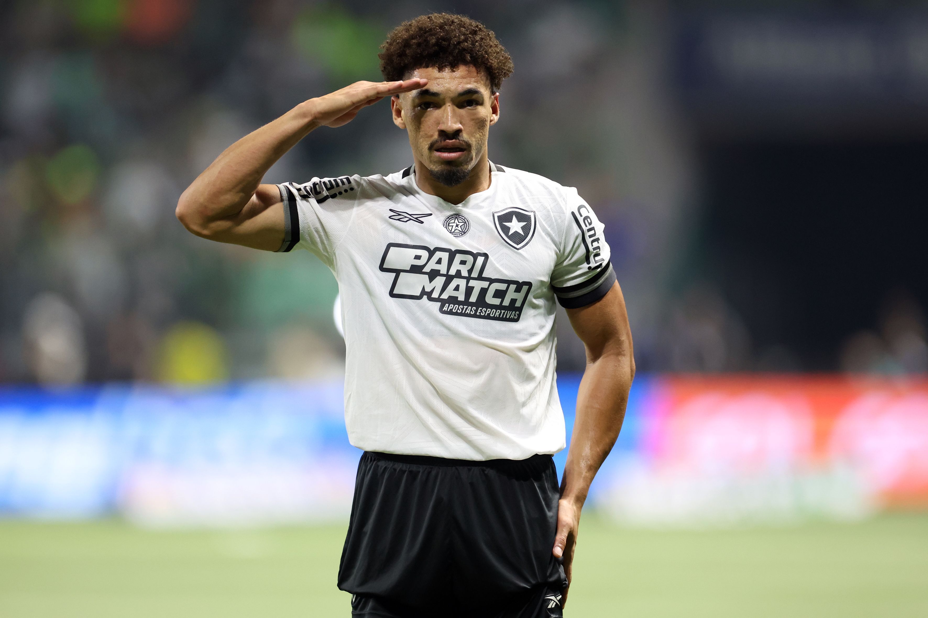 Botafogo confirma saída de Adryelson, que recebe mensagens do elenco