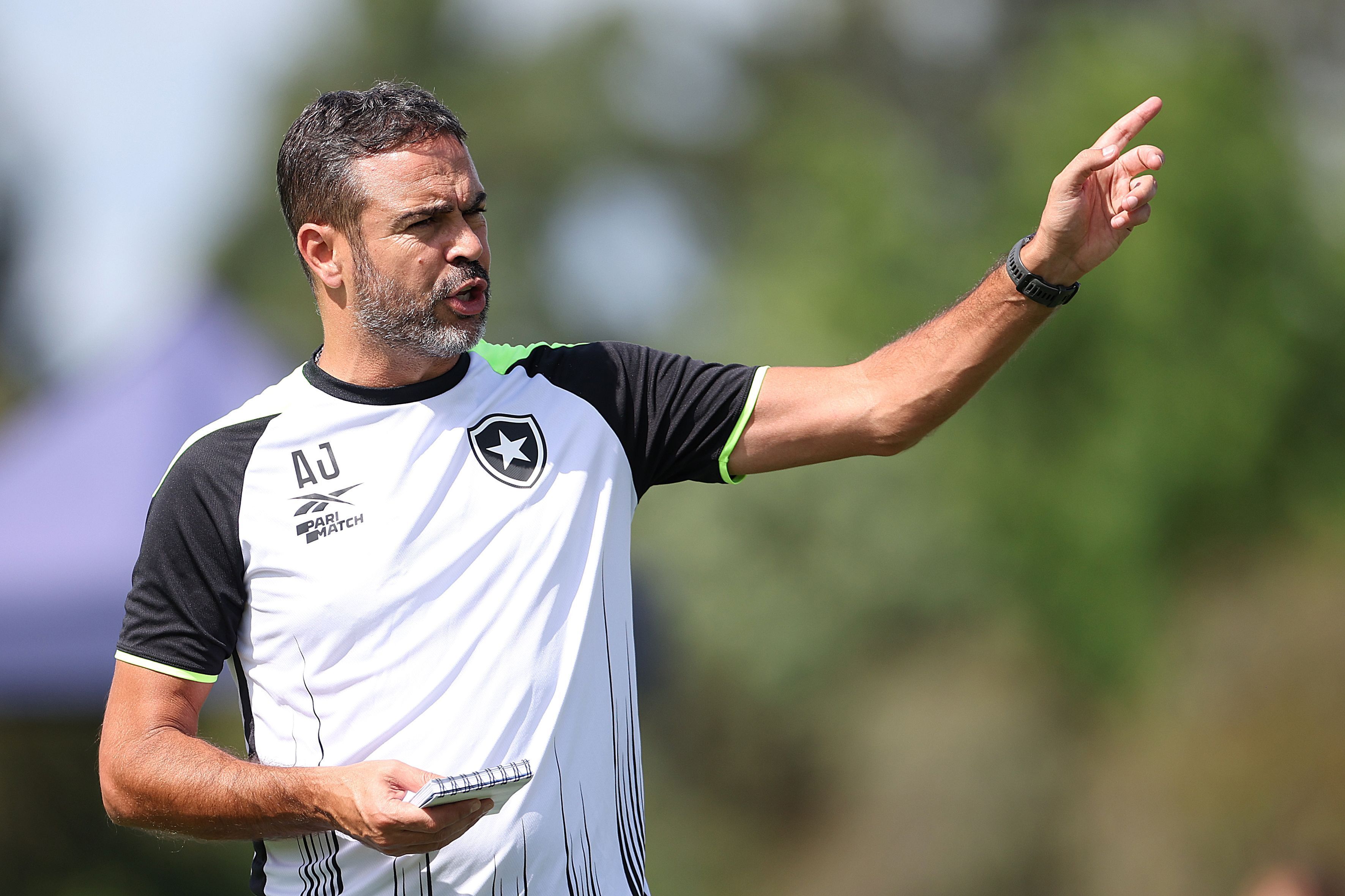 Artur Jorge assina rescisão de contrato e não é mais treinador do Botafogo