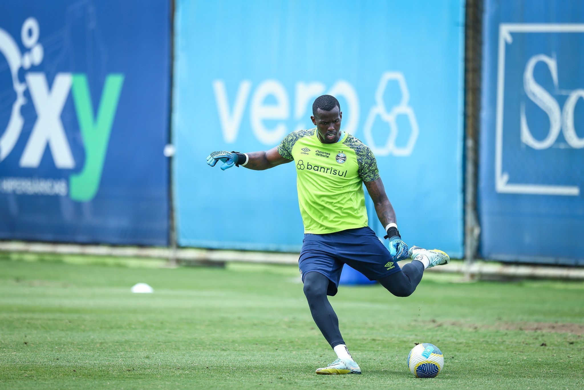 América faz proposta por goleiro do Grêmio; saiba detalhes