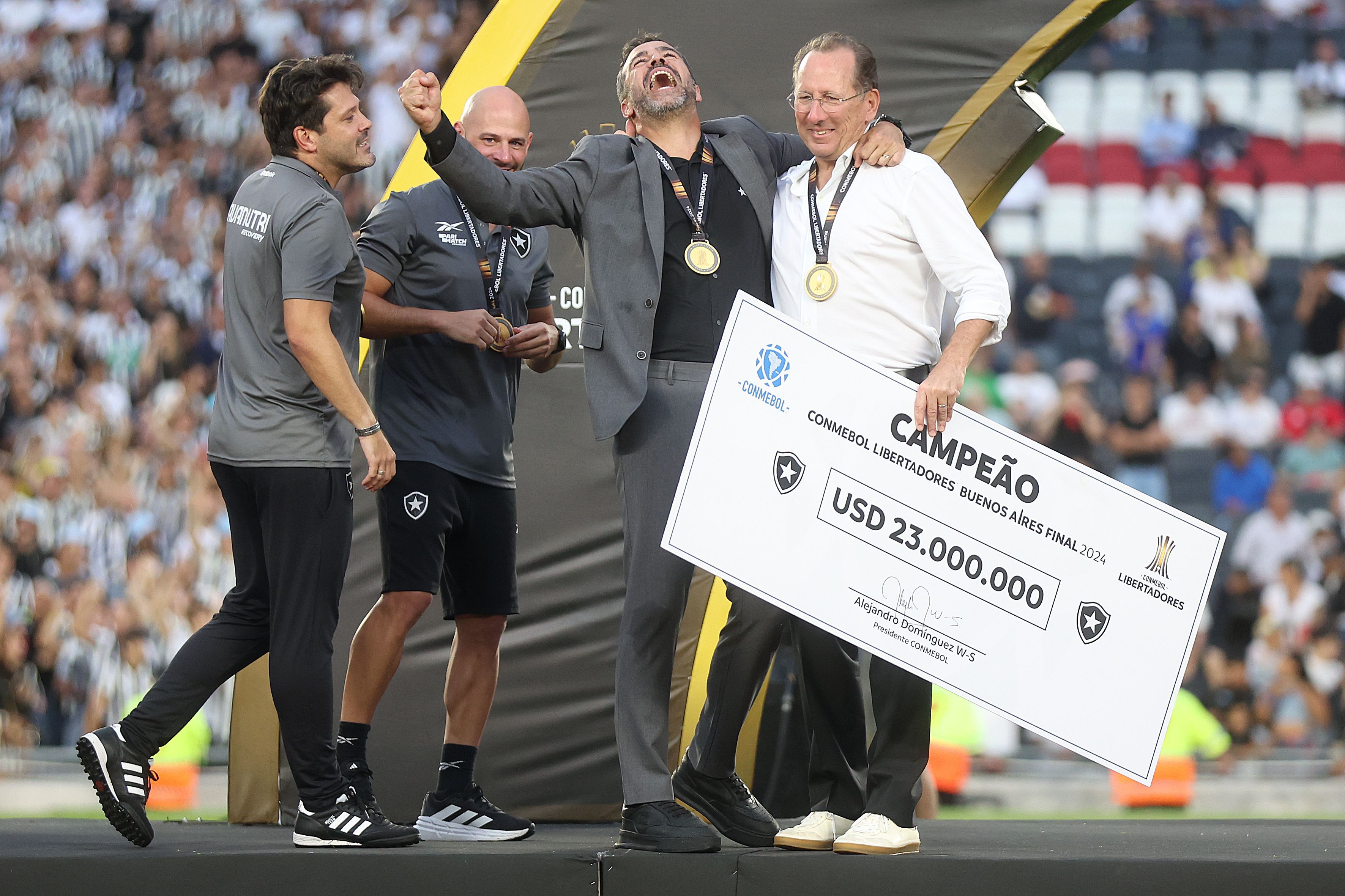 Textor dispara contra Artur Jorge após declarações do ex-técnico do Botafogo