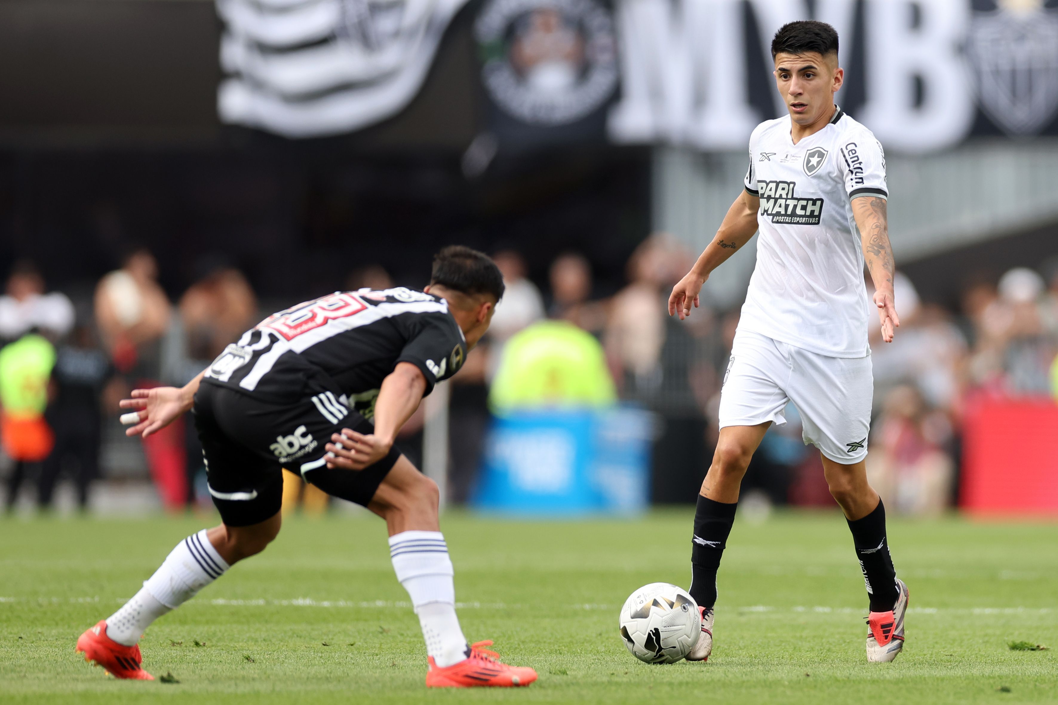 Almada revela que jogador do Botafogo ficou 'louco' com provocação de Deyverson