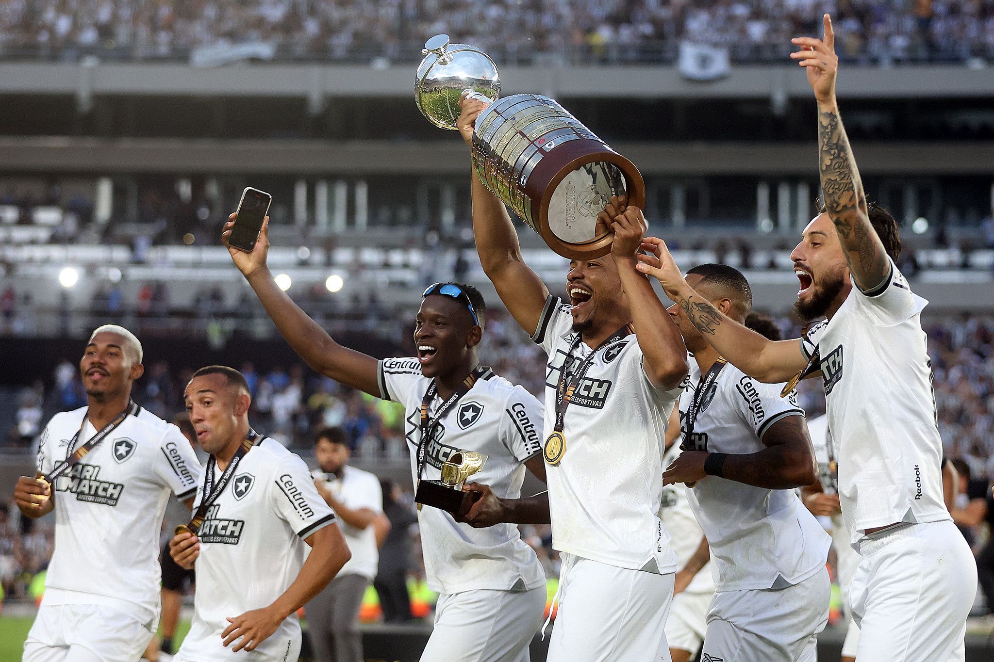 Com base campeã, Botafogo estreia na Libertadores com novo técnico e elenco