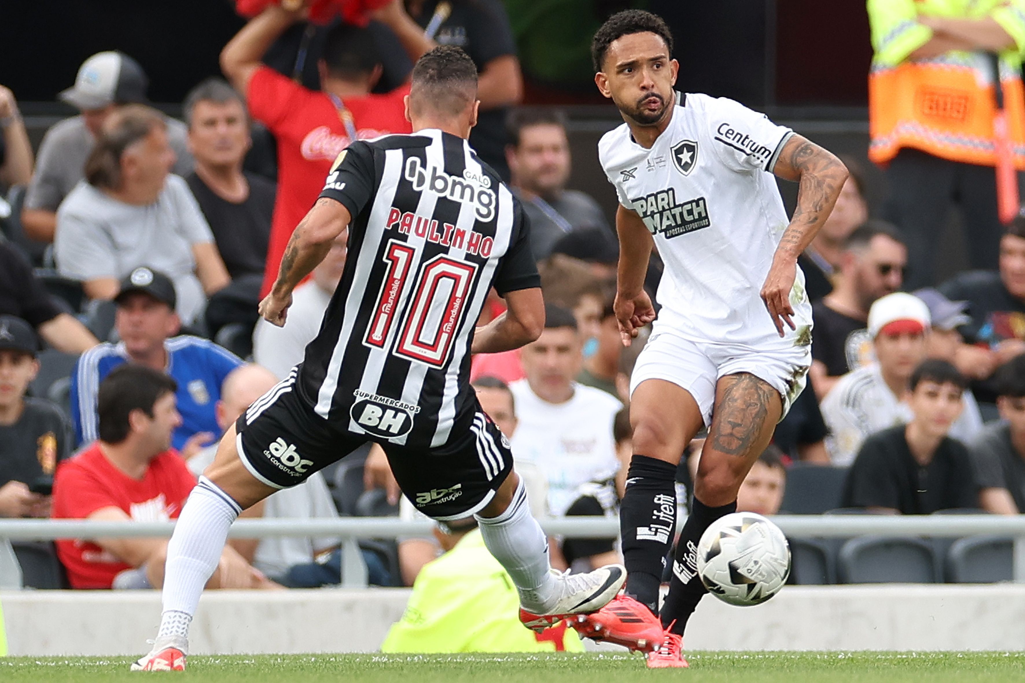 Formado no Cruzeiro, jogador do Botafogo provoca: 'Quero continuar ganhando do Atlético'